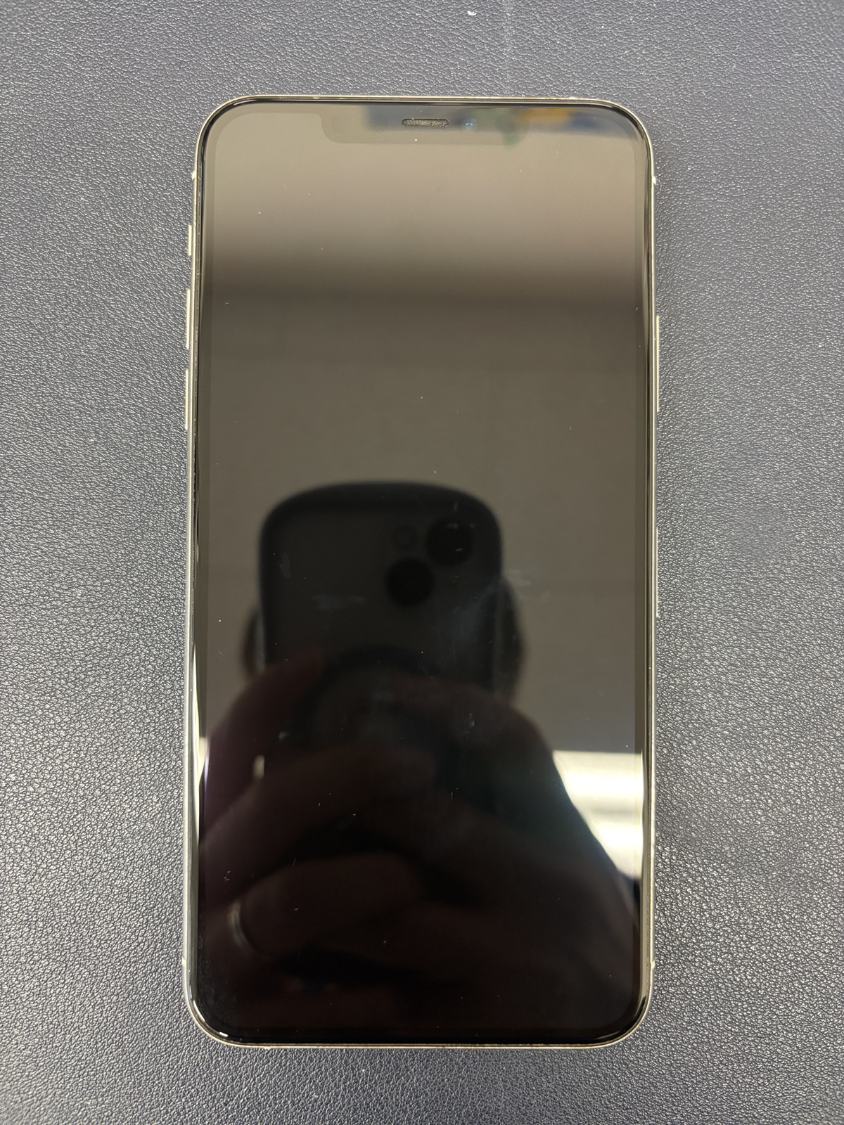 iPhone11ProMax 64GB シルバー SB ◯ 中古 本体のみ 【新宿南口店】