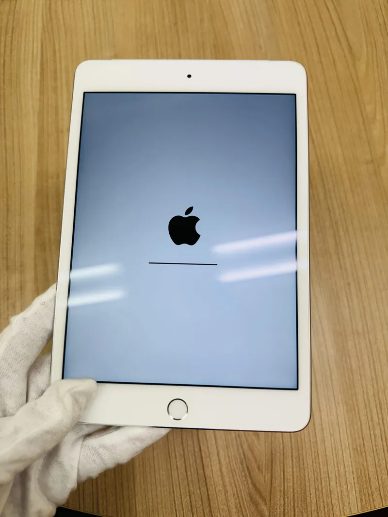 iPadmini4WiFi+cellular 32GB docomo silver 利用制限〇 中古品 【所沢店】