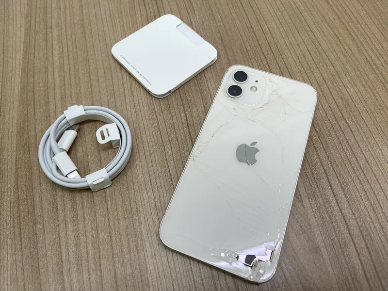 iPhone12/64GB au〇 背面割れ 中古品【所沢店】