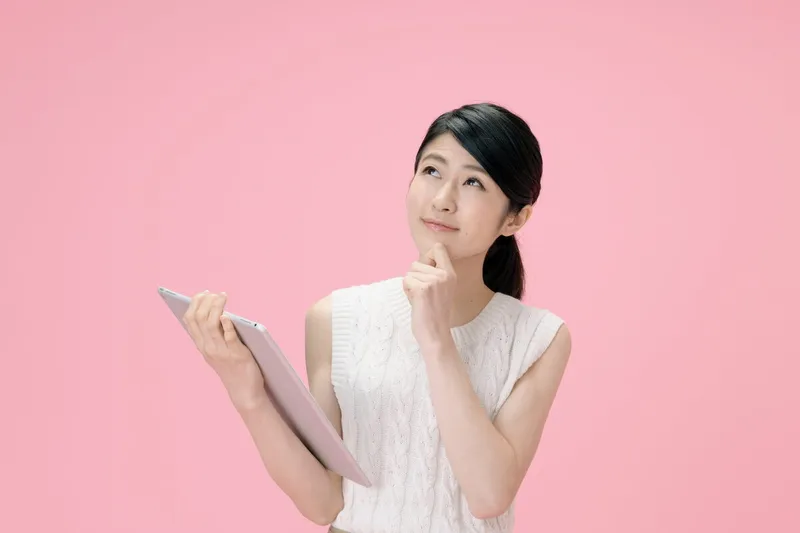 iPadを持つ女性