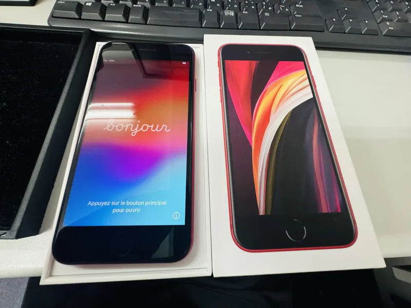 iPhoneSE2 128GB RED au △ 中古品【所沢店】