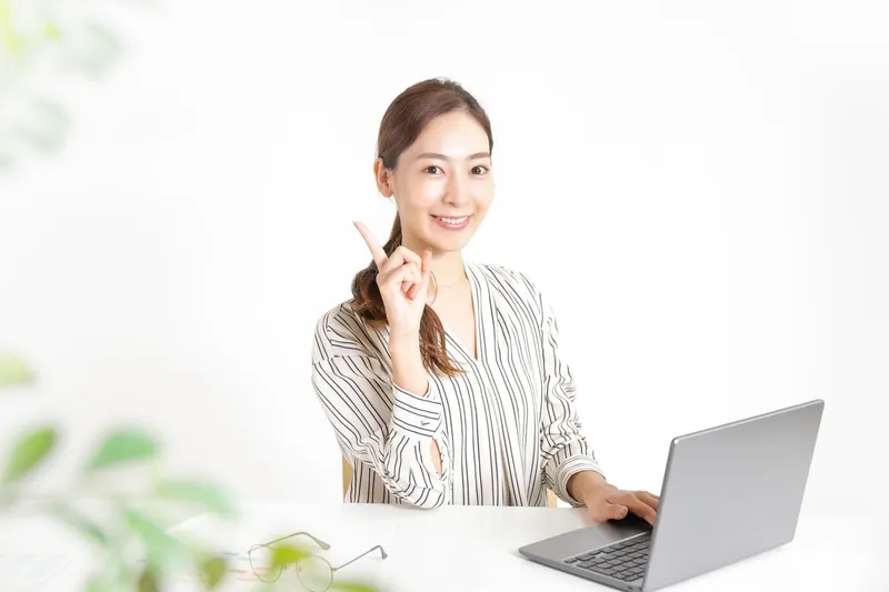 指を立てて微笑む女性