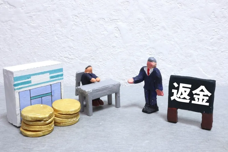 返金を依頼する男性