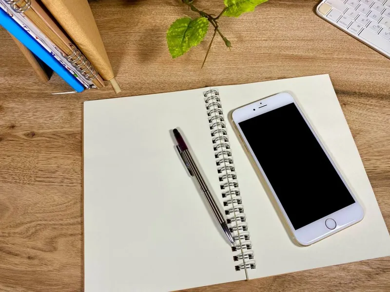 デスクの上にあるiPhone