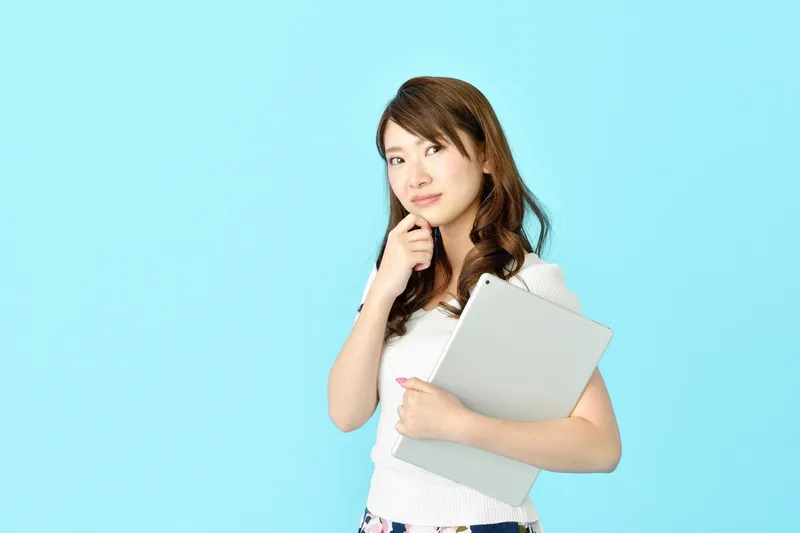 iPadを持つ女性