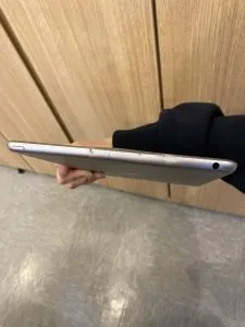 フレームが変形しているiPad