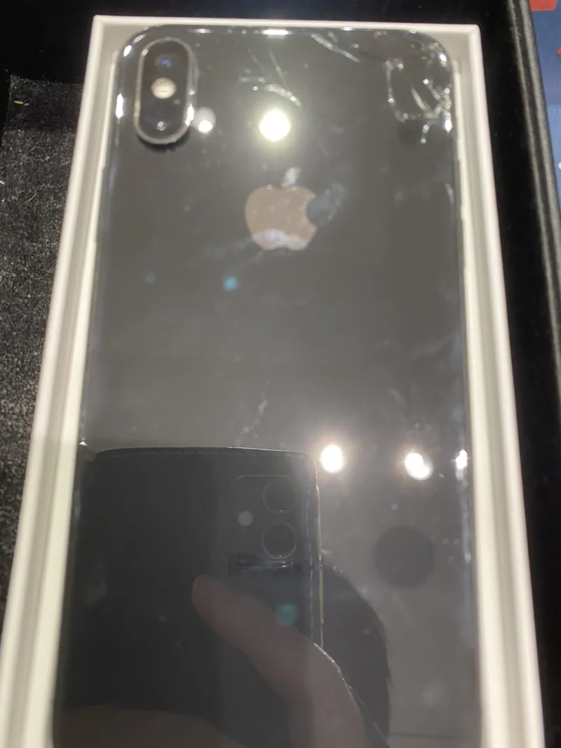 iPhoneXS 64GB ホワイト au△ 背面割れ ジャンク品【イオンモール福岡店】