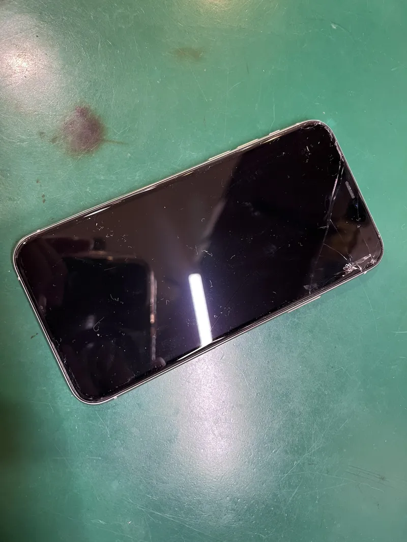 iPhone11Pro 256GB ホワイト Softbank○ ガラス割れ ジャンク品【なんばウォーク店】