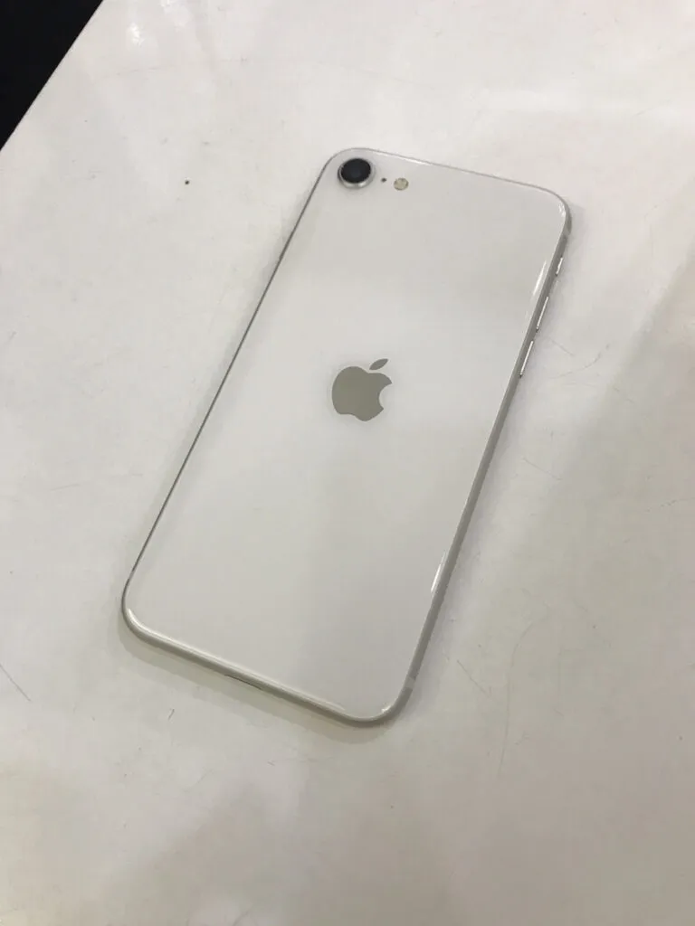 iphone iphoneSE3 第三世代　買取　新品　未開封　査定　買取　査定　川崎　スマホ　128GB　ブルー　シルバー　残債　分割　綺麗　減額　満足　iPhone修理工房　川崎日航店　日航ホテル　買取　買取クイック　docomo Softbank　KDDI　au　中古品　黒点　傷　カメラモード　写真　レンズ　サービス　バッテリー　劣化　美品　スターライト　本体のみ