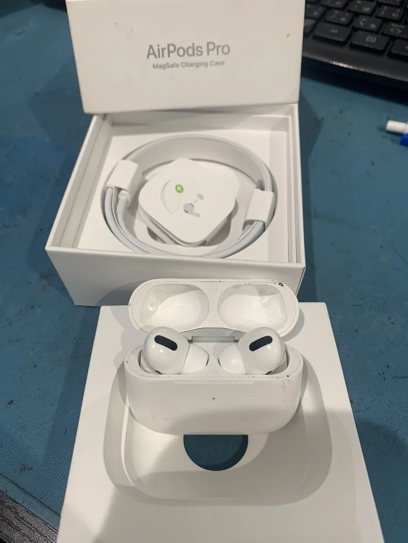AirPods Pro ホワイト MLWK3J/A 【なんばウォーク店】