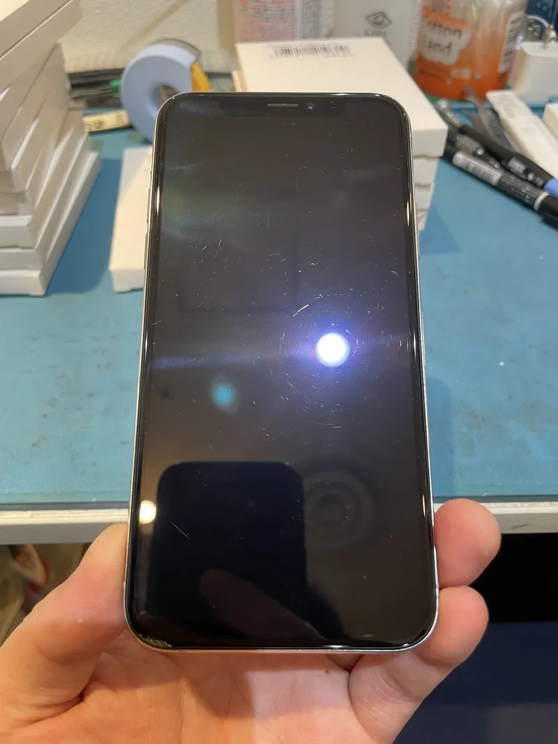 iPhoneXS 64GB シルバー au○ 画面欠けジャンク品【広島パルコ店】