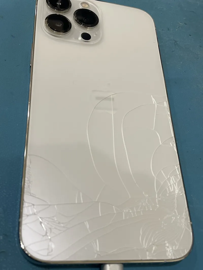 iPhone13ProMax 256GB au△ 背面割れ ジャンク品【イオンモール福岡店】