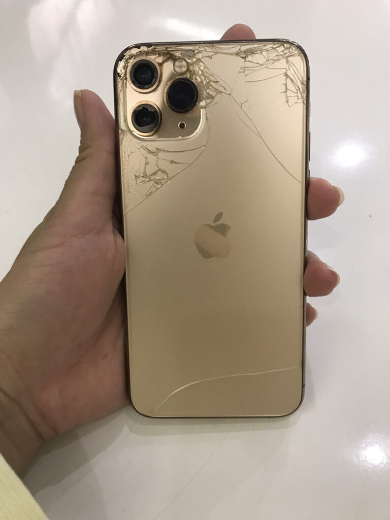 iphone iphone11pro 買取　新品　未開封　査定　買取　査定　川崎　スマホ　256GB　ブルー　グラファイト　パープル　シルバー　ホワイト　グリーン　　ゴールド　残債　分割　綺麗　減額　満足　iPhone修理工房　川崎日航店　日航ホテル　買取　買取クイック　docomo Softbank　KDDI　au　中古品　黒点　傷　カメラモード　写真　レンズ　サービス　バッテリー　劣化　美品　ケース跡　ジャンク品　背面割れ　液晶割れ　液晶不良　カメラレンズ割れ　黒点多数　もや