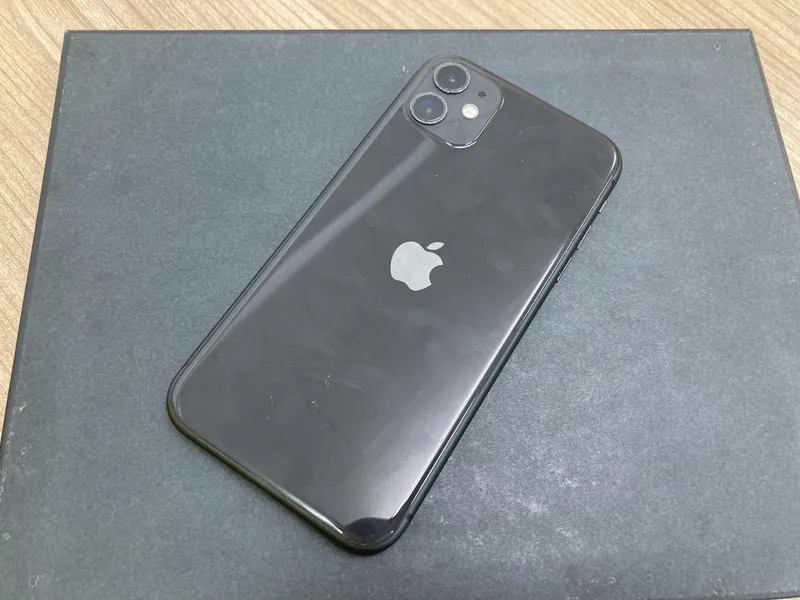 iPhone11 128GB au SIMロック未解除  要バッテリー交換 中古品