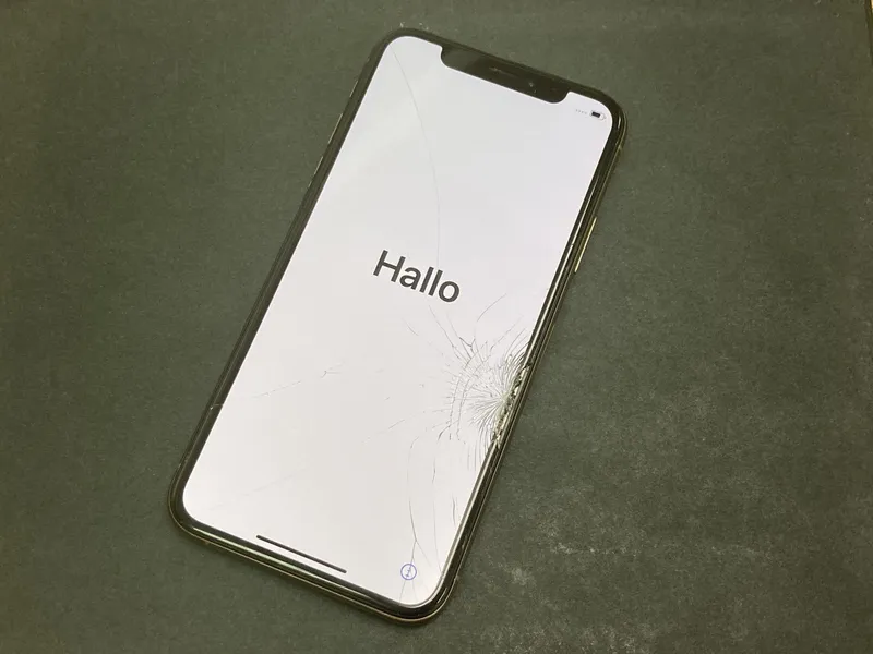 iPhoneXS 256GB UQモバイル× 画面割れ【所沢店】
