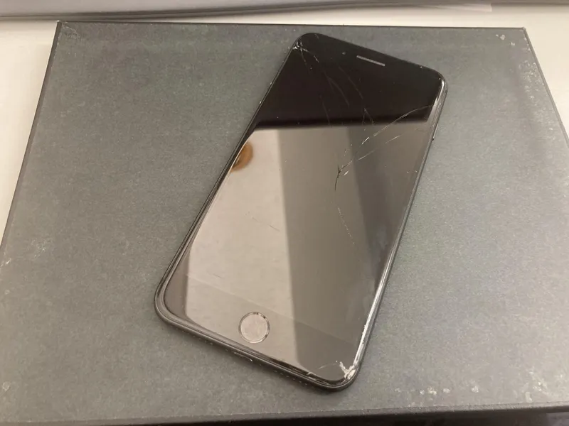iPhone8Plus 64GB ドコモ〇 SIMロック解除済み 液晶画面割れ