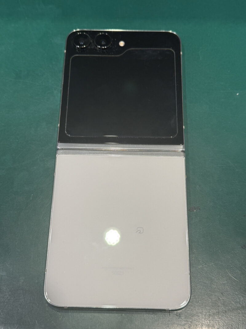 Galaxy Z Flip 5 256GB au△ 本体のみ 中古品　【横浜ビブレ店】